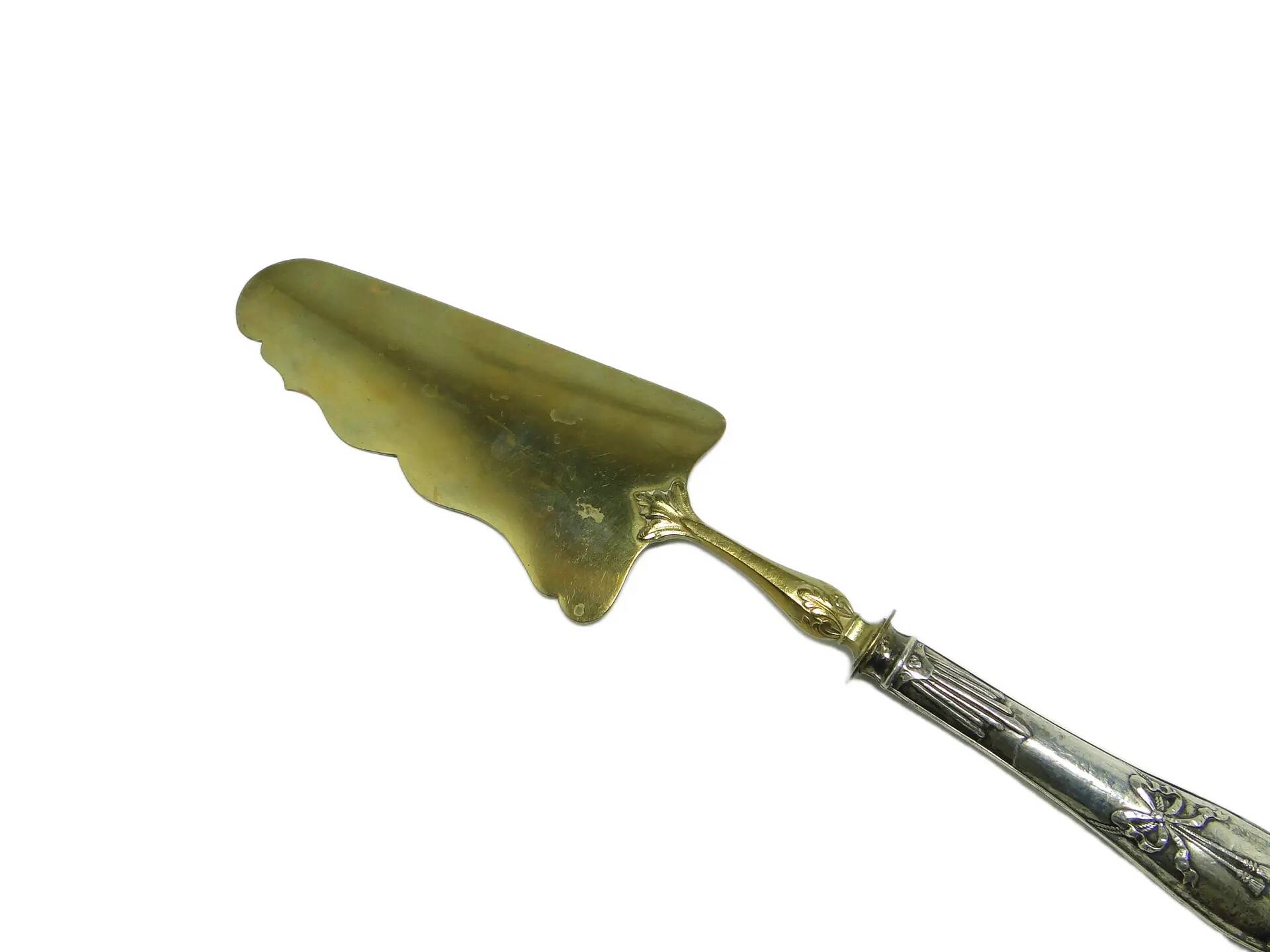 Serveur à gâteau, Art Nouveau, laiton doré, argent, France, début du XXe siècle