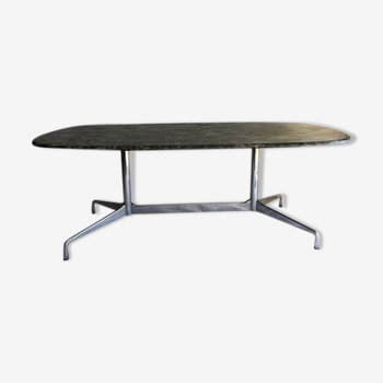 Table segmented par Charles et Ray Eames