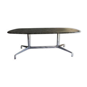 Table segmented par Charles et Ray Eames