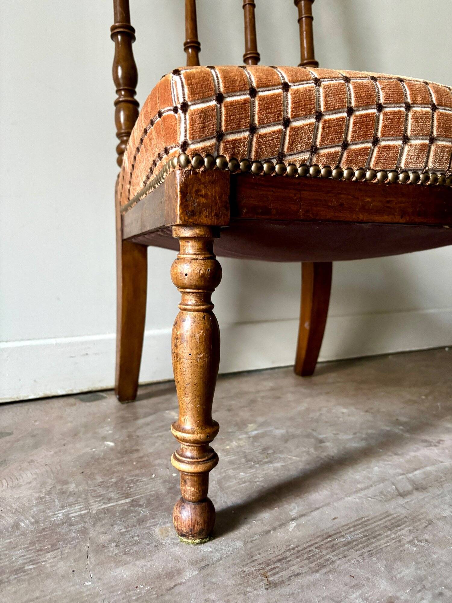 Chaise en bois tourné et velours ocre