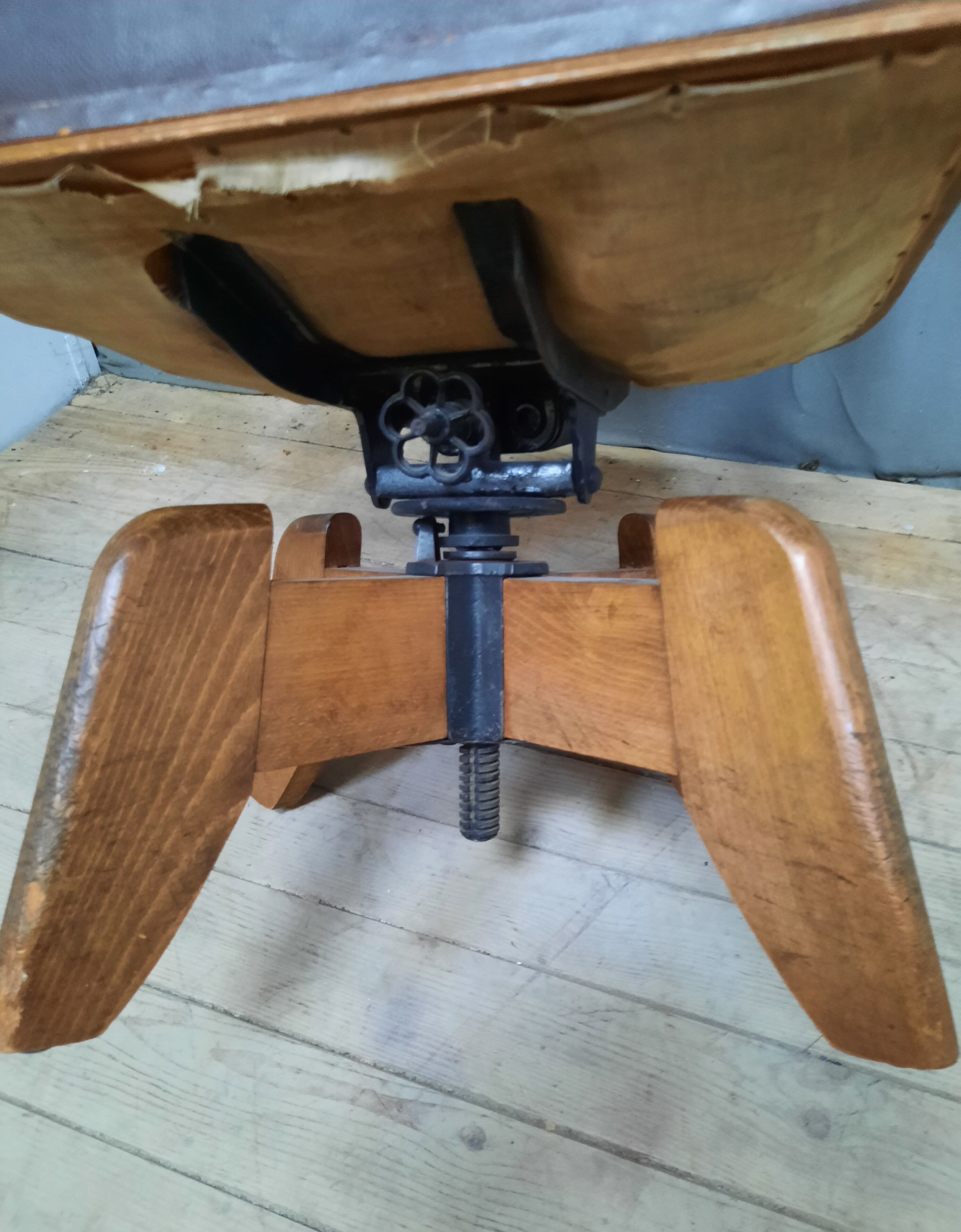 Vintage rotating burreau armchair