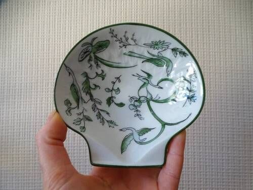 LIMOGES "Parsifal" 2 empty shell-shaped bowls decorated with birds Bernardaud & Co.
