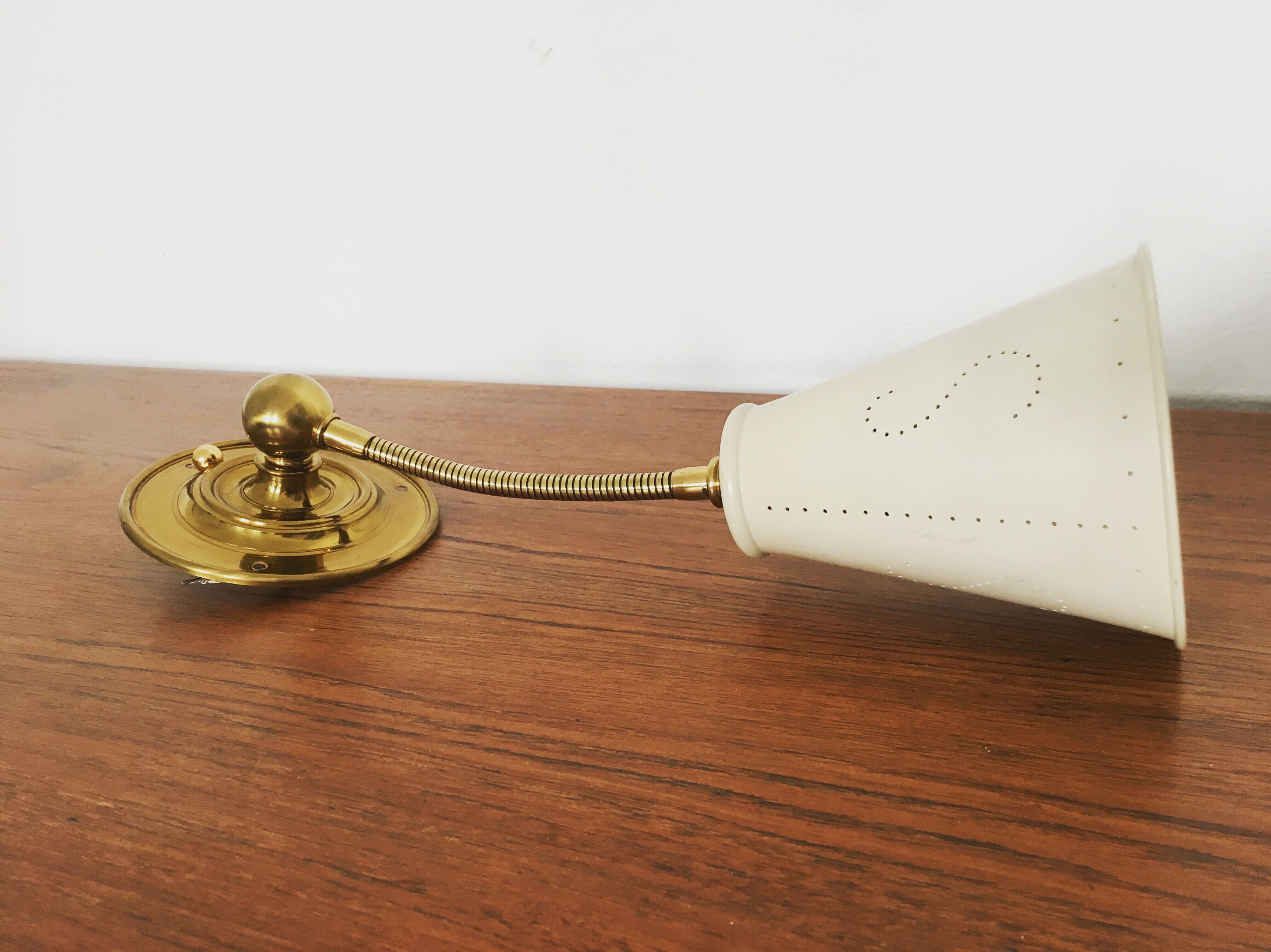 Magnificent adjustable italian Mid Century Modern brass wall sconce