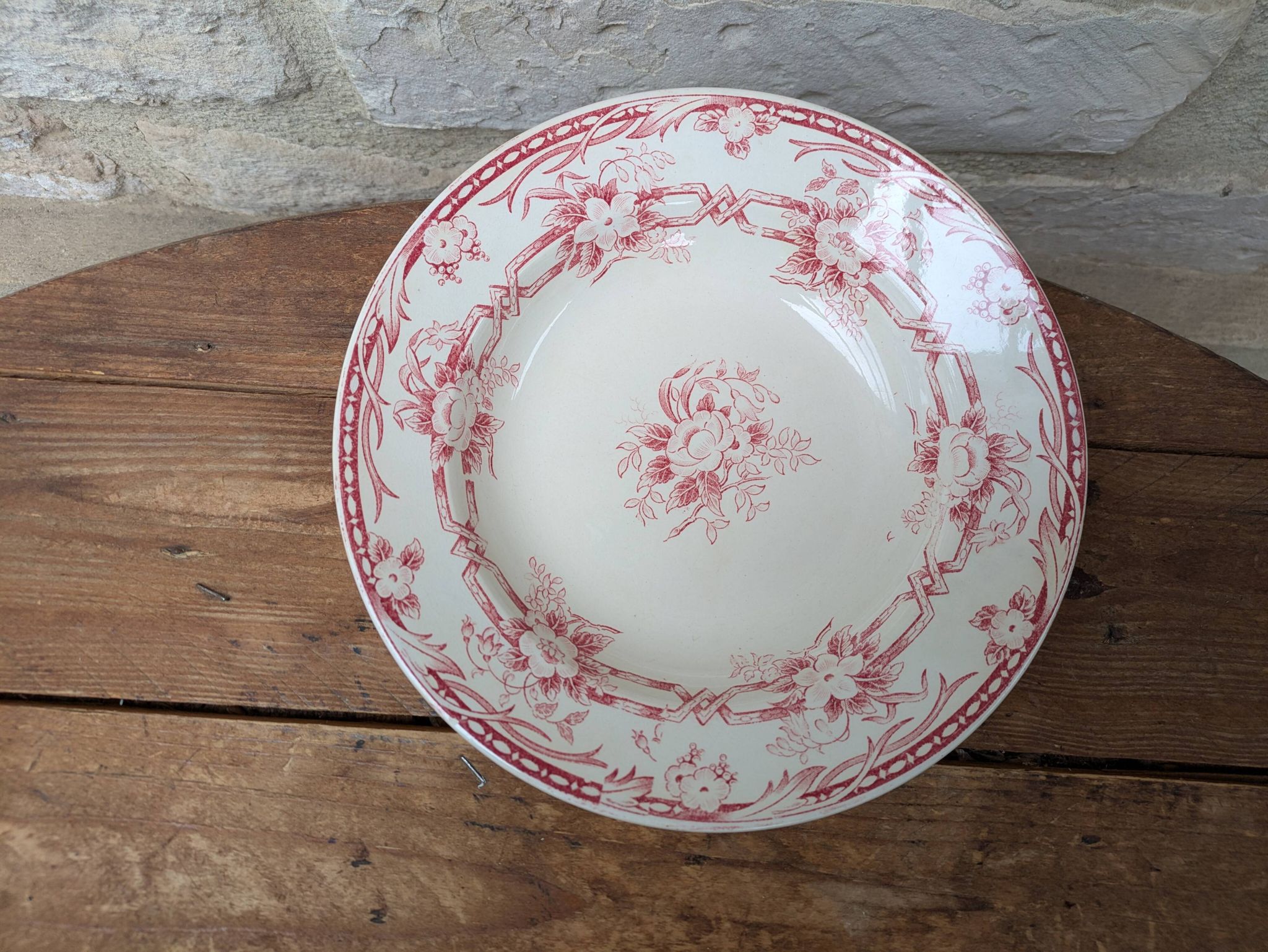 Hollow plate Sarreguemines model Cérès decorated with pink flowers Terre de Fer