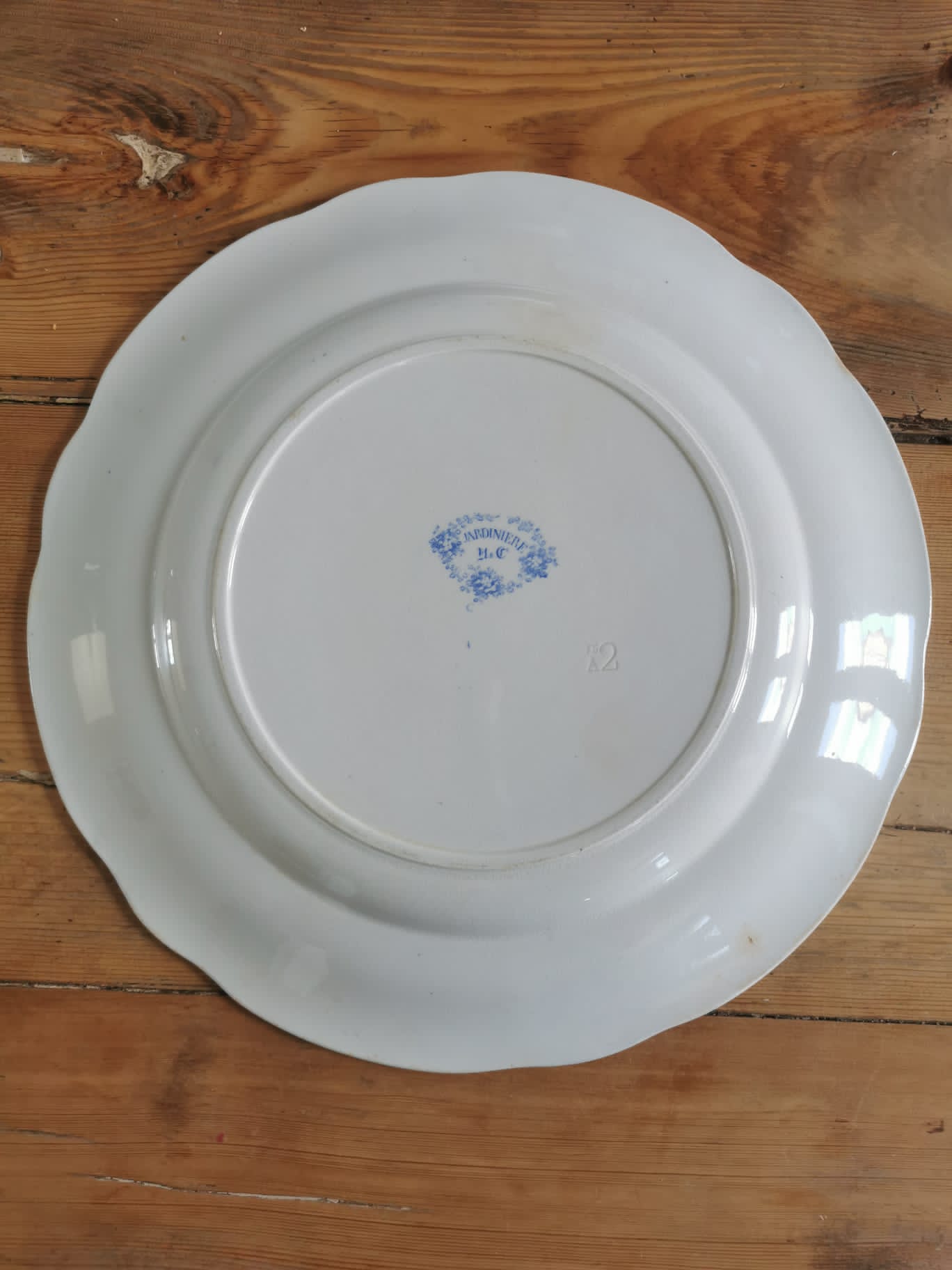 Plat rond en terre de fer