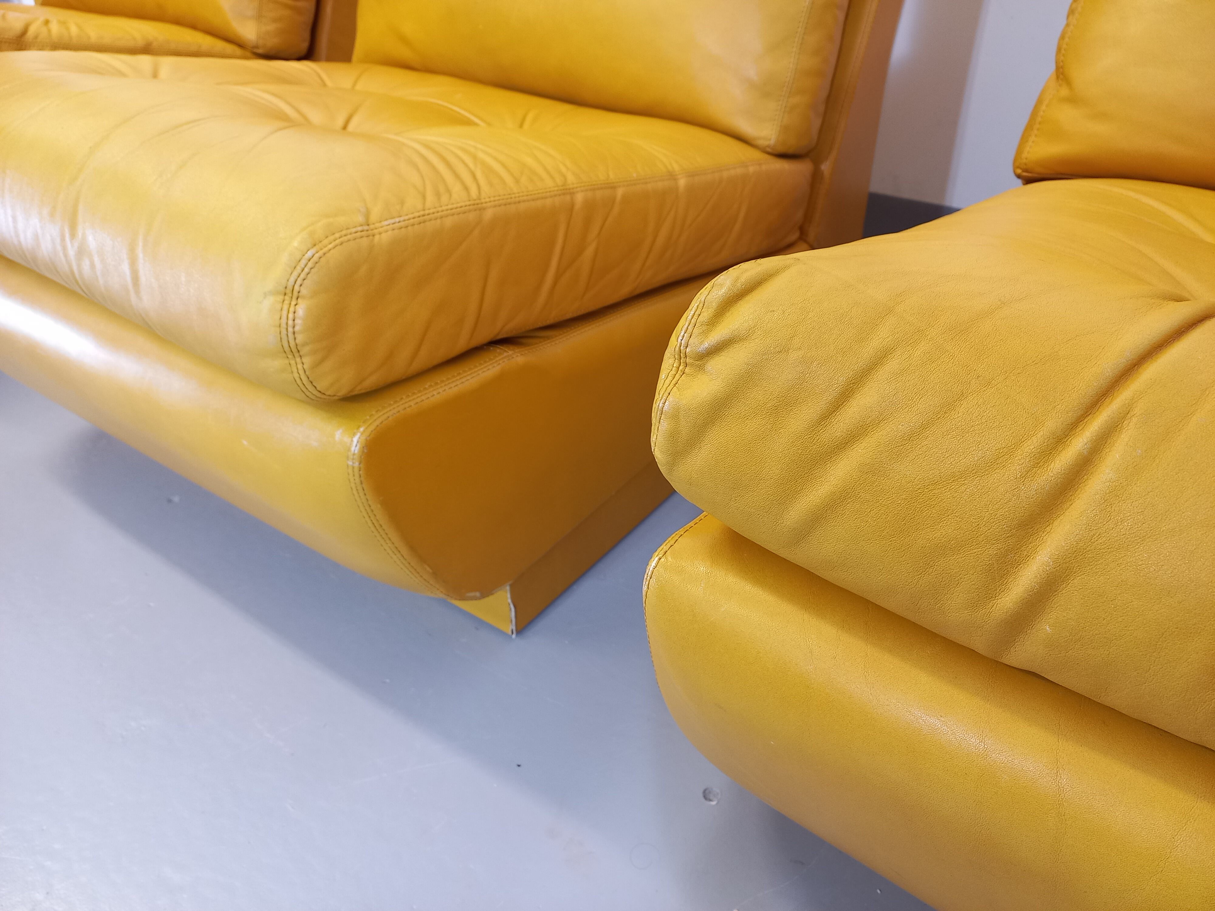 Suite of 3 Roche Bobois vintage chauffeurs in mustard yellow leather 70s