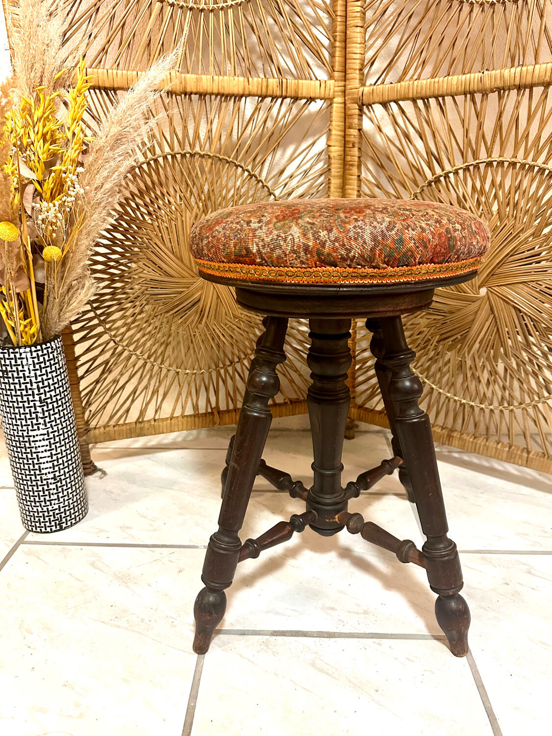 Antique adjustable piano stool in turned wood