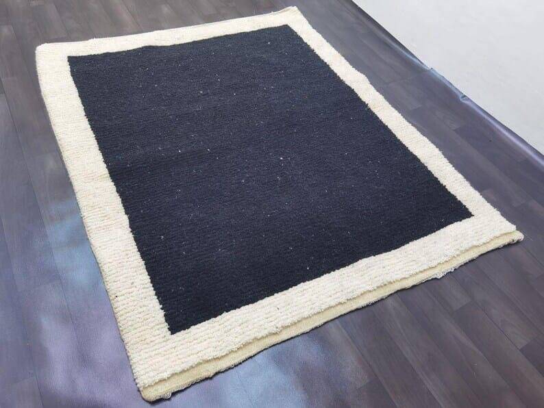 Tapis en laine noire