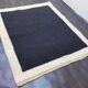 Tapis en laine noire