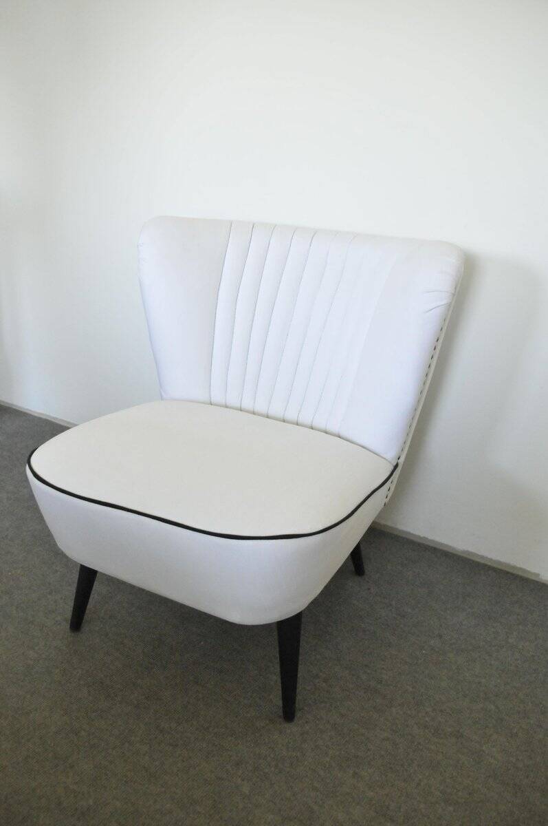 Vintage white cocktail chair in fabric and wood, shell backrest from the 1950s.