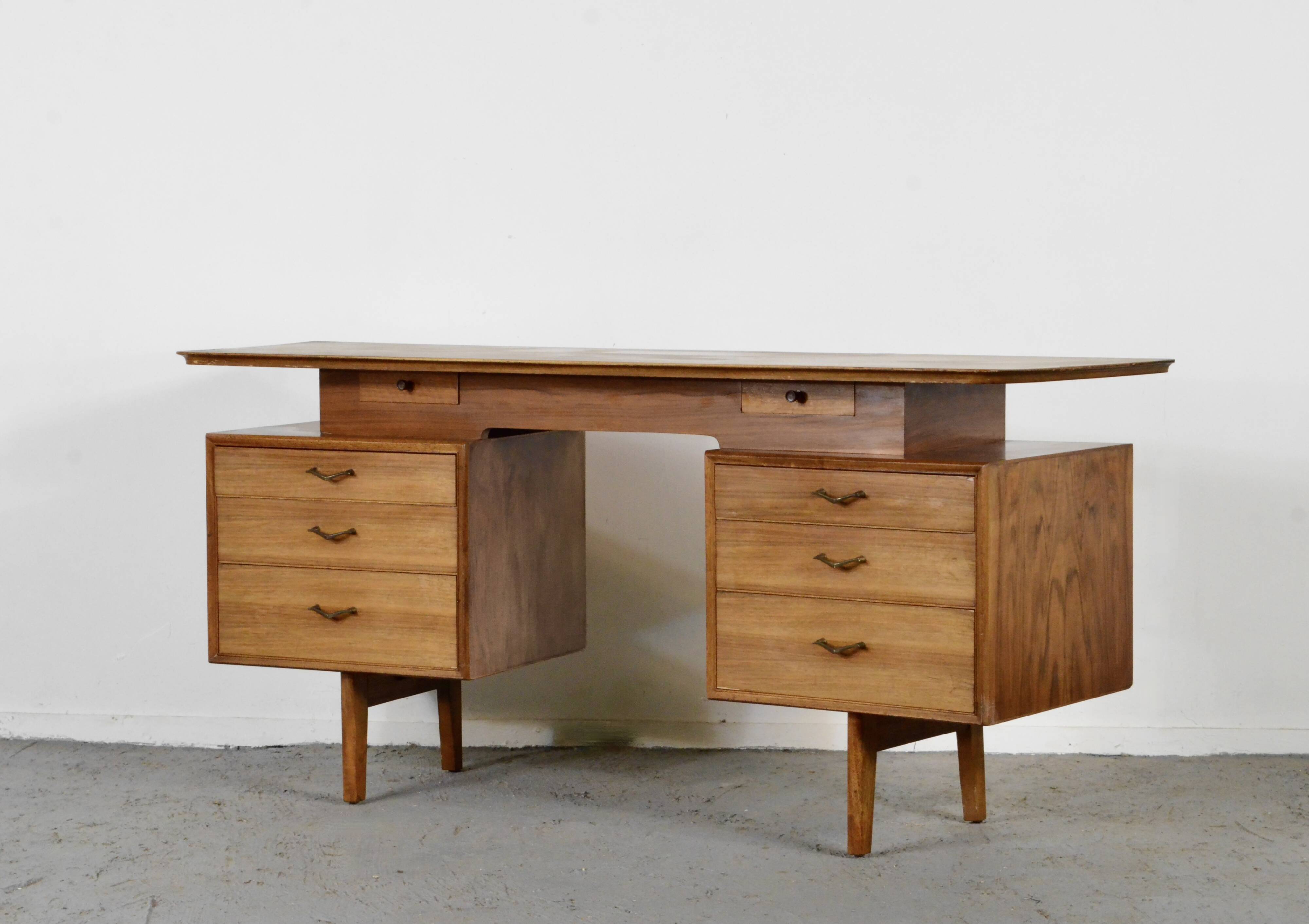 Bureau Alfred Cox du milieu du siècle en noyer et laiton. Style rétro/moderne/da