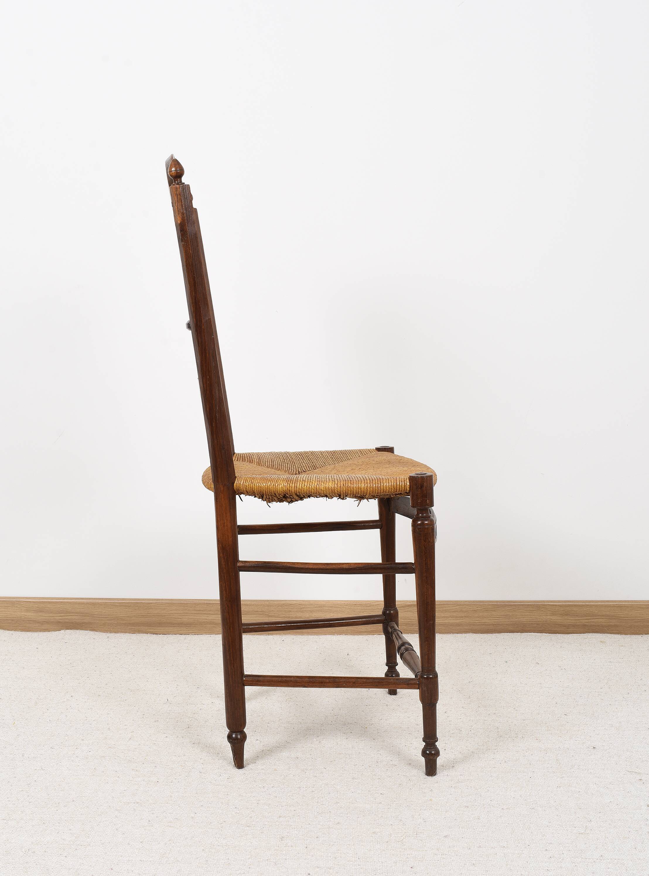 3 wooden and straw chairs, decorated with a sheaf of wheat.