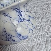 Pot à lait en porcelaine de Limoges décor bleu marbré