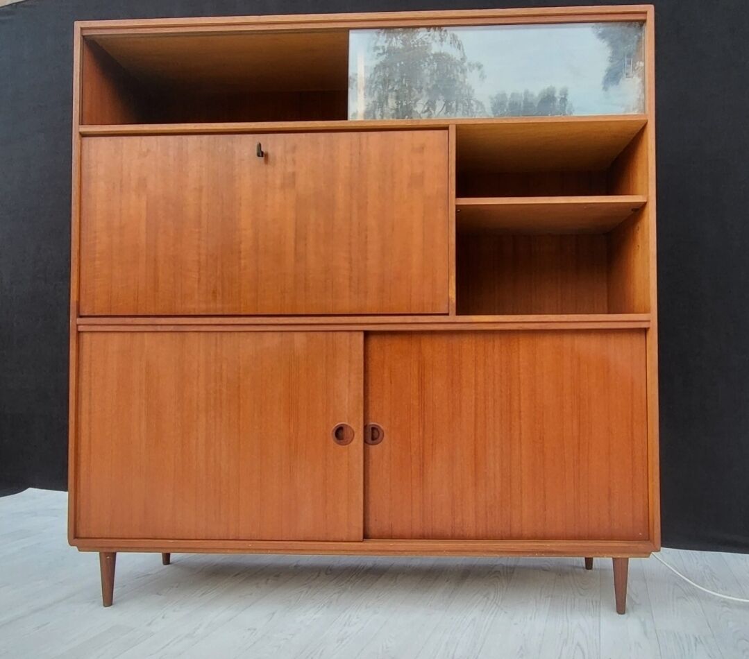 Cabinet with Secretary