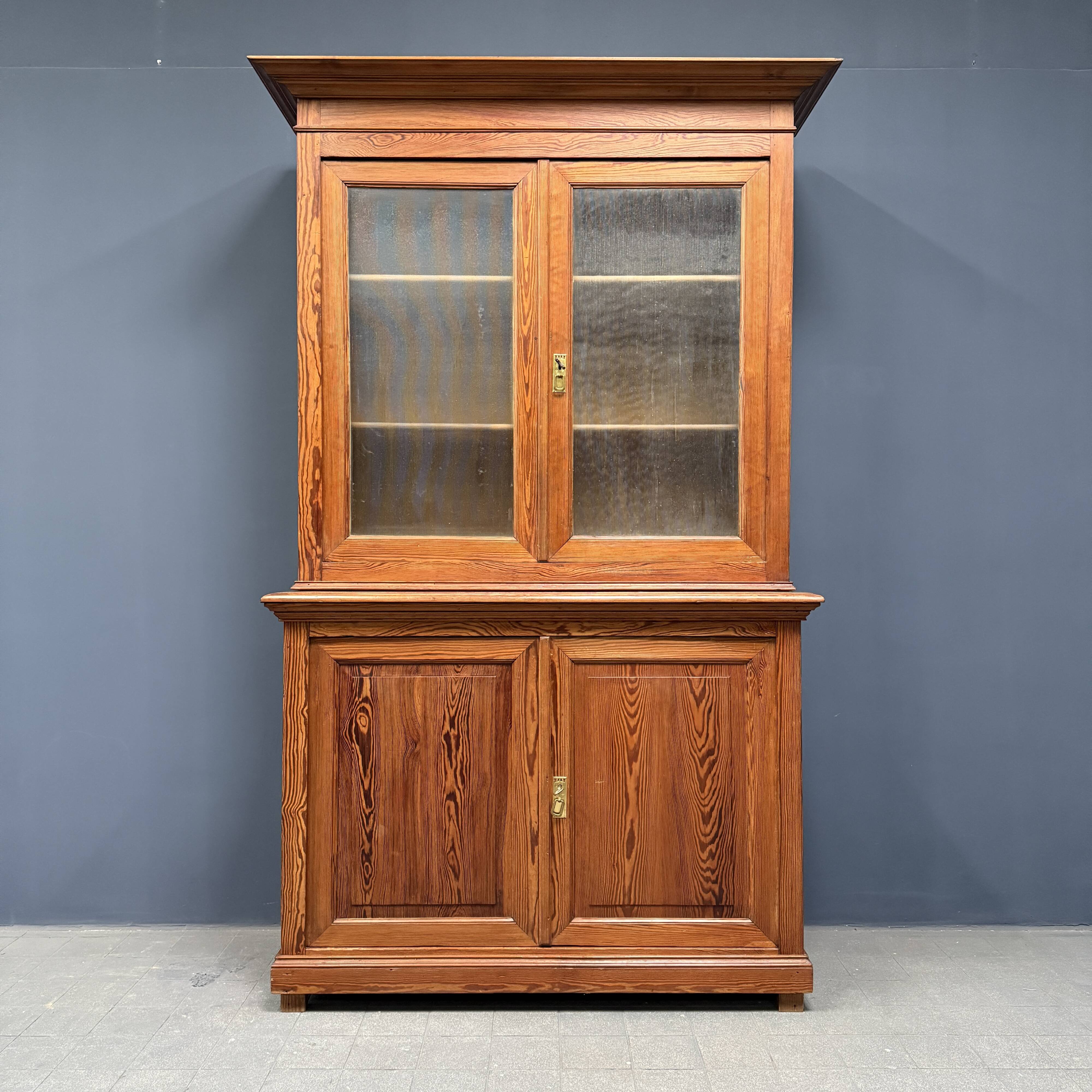 Armoire d'école en pin belge avec vitres nervurées