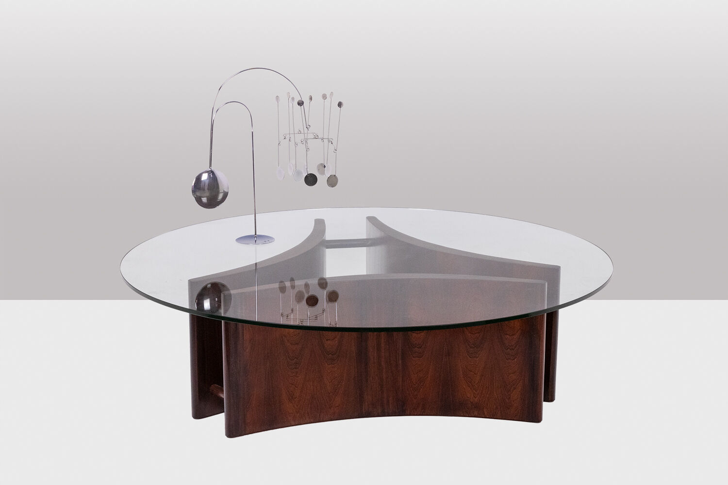 Rosewood coffee table, concave shape. 1970s.