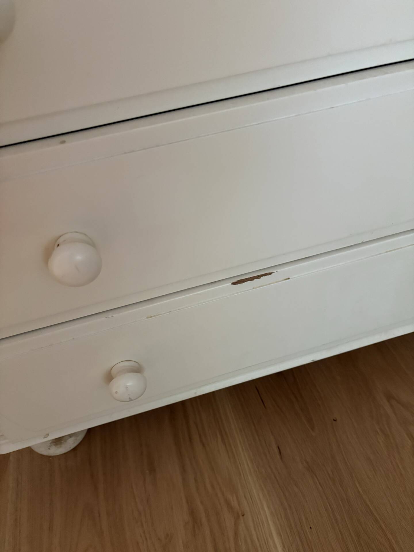 Antique chest of drawers with 4 drawers