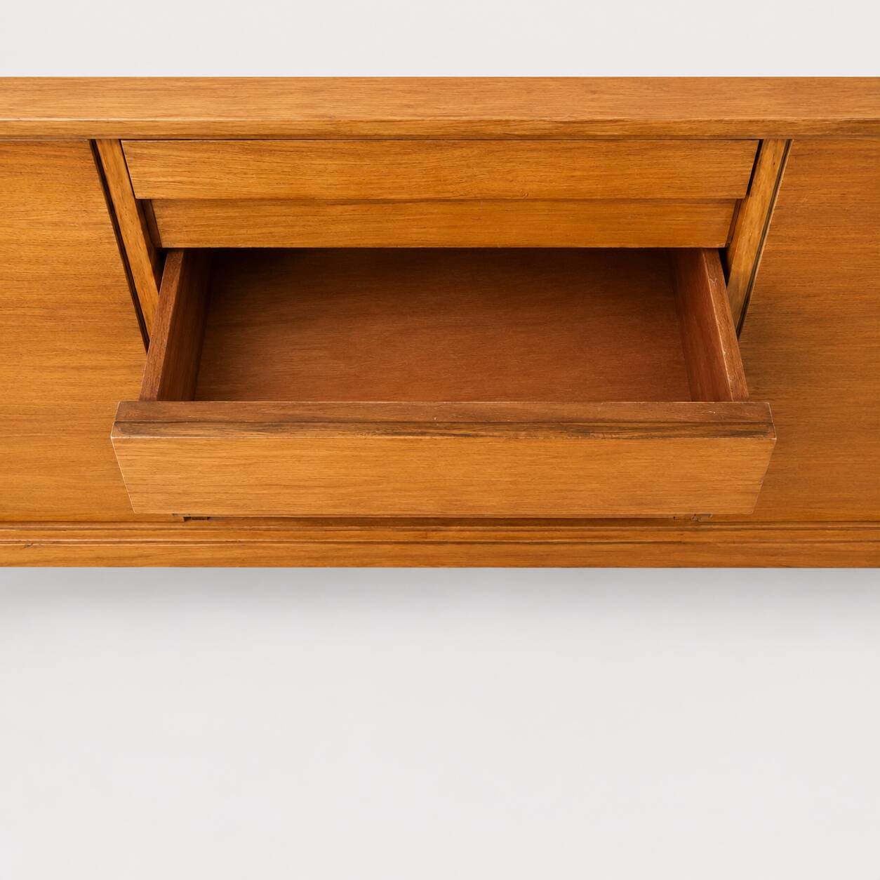 Buffet architectural moderne du milieu du siècle en Okoumé de première qualité.
