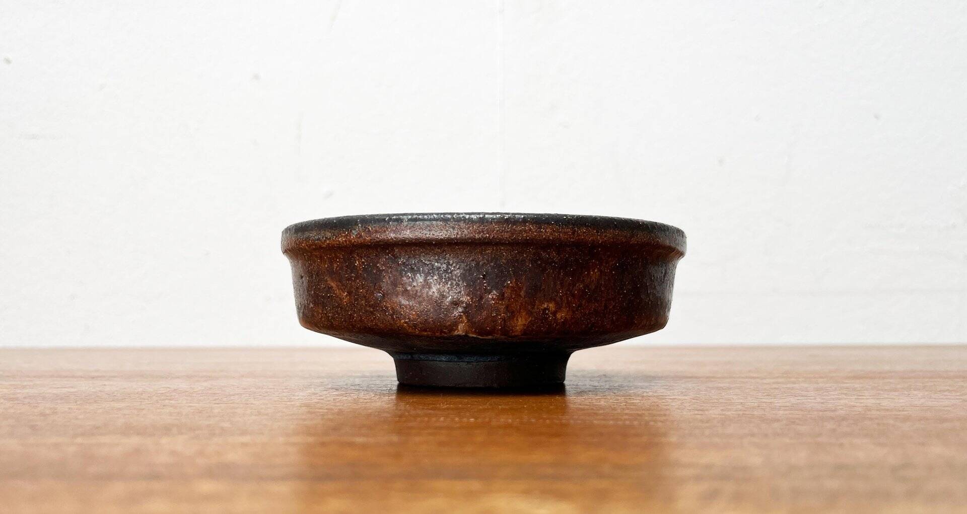 Mid-century German studio pottery bowl by Volker Ellwanger, 1960s.