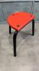 Tabouret tripode rouge en style industriel