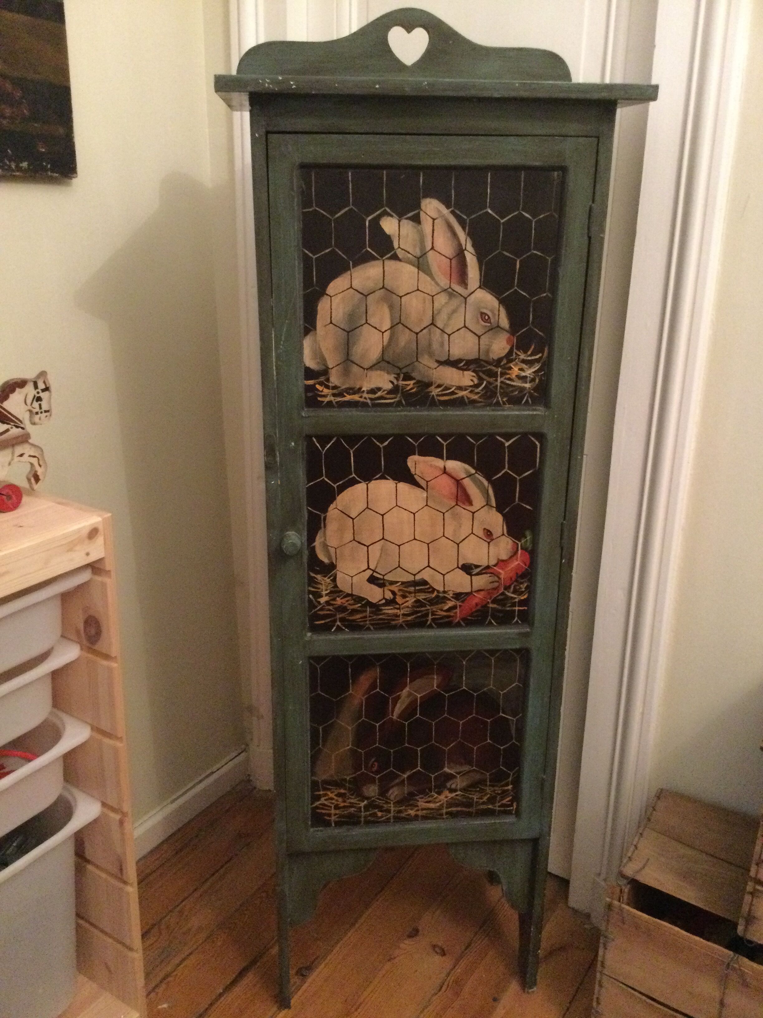 Decorated shelf cabinet 3 rabbits