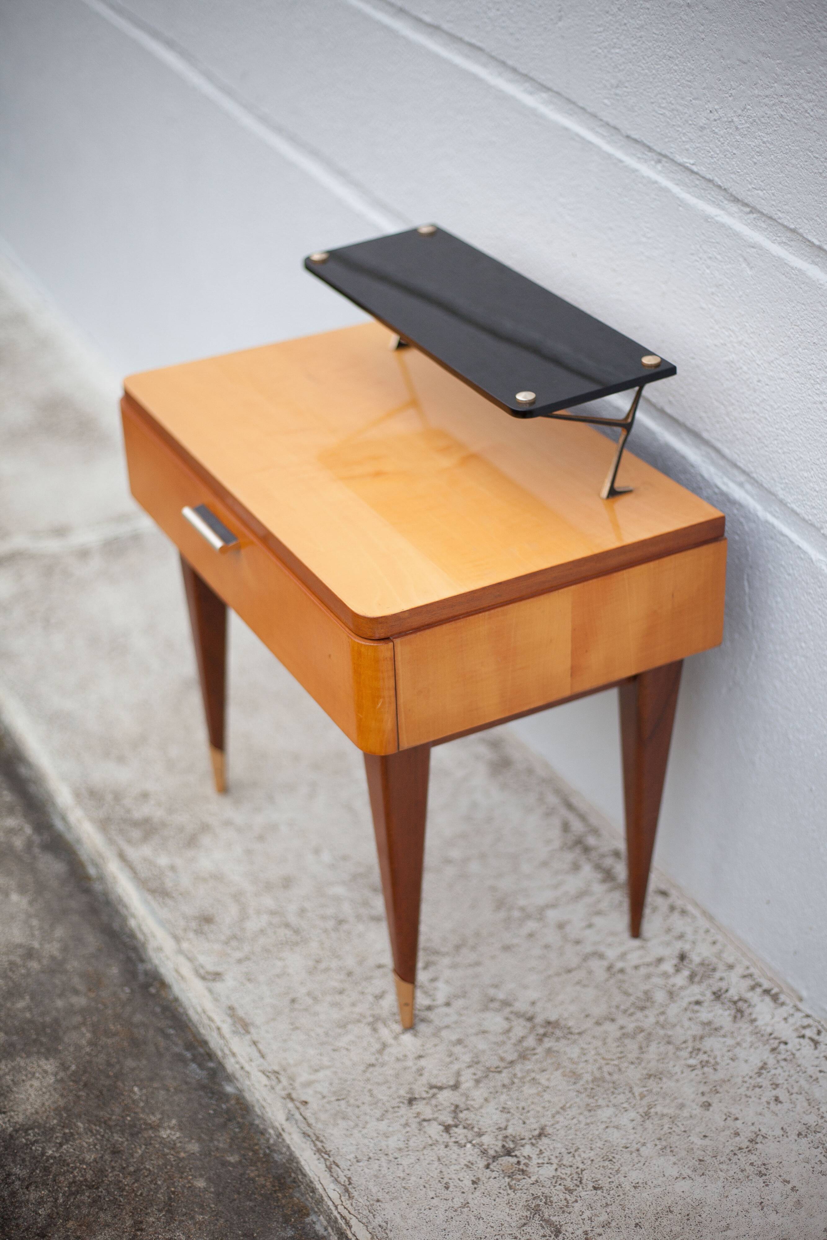 Table de chevet vintage, table de nuit bois avec tablette, table d'appoint, bout de canapé, 50's