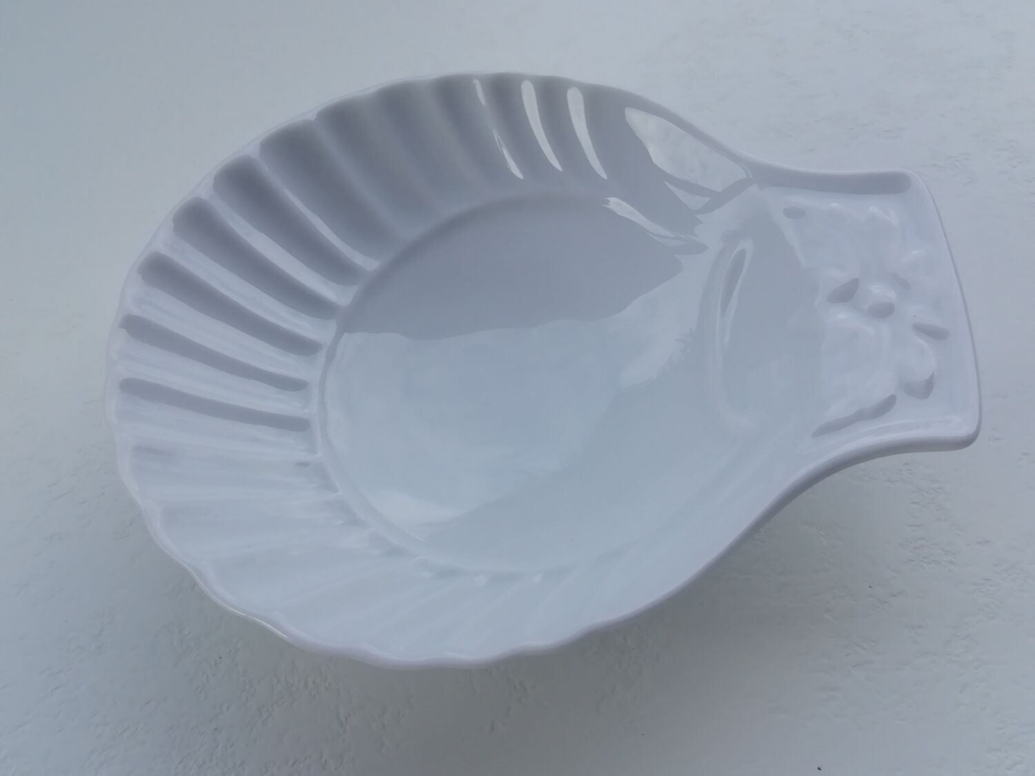 Porcelain scallop shell