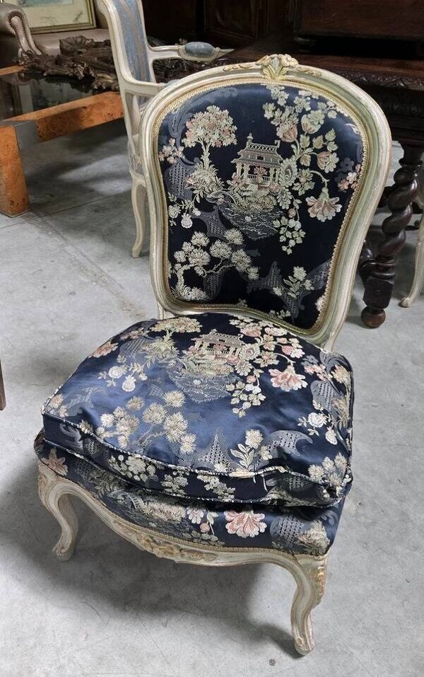 fauteuil chauffeuse de style Louis XV à dossier médaillon/ tapisserie style