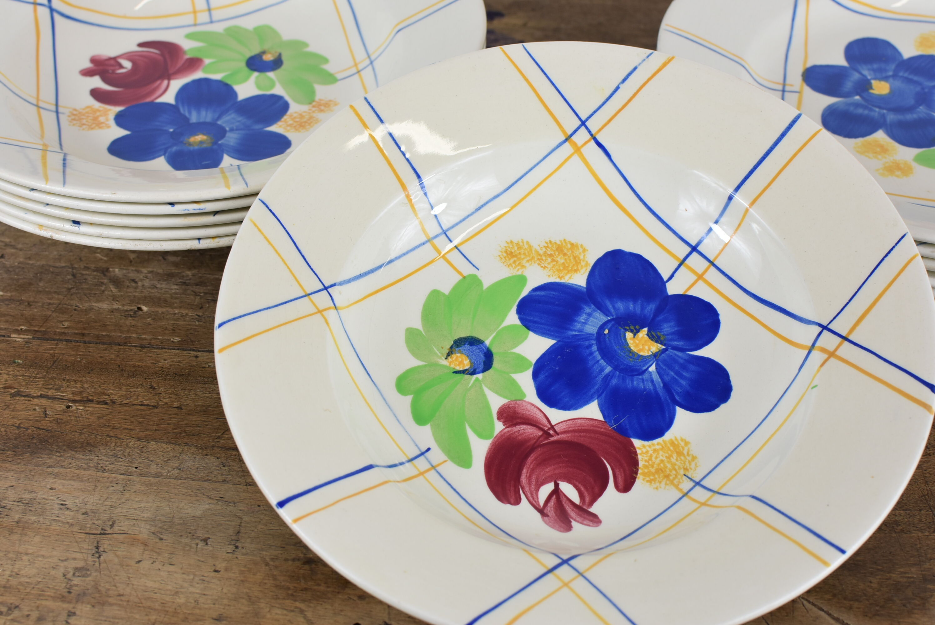 Lot de 12 assiettes motif fleurs de champagne.