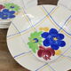 Lot de 12 assiettes motif fleurs de champagne.