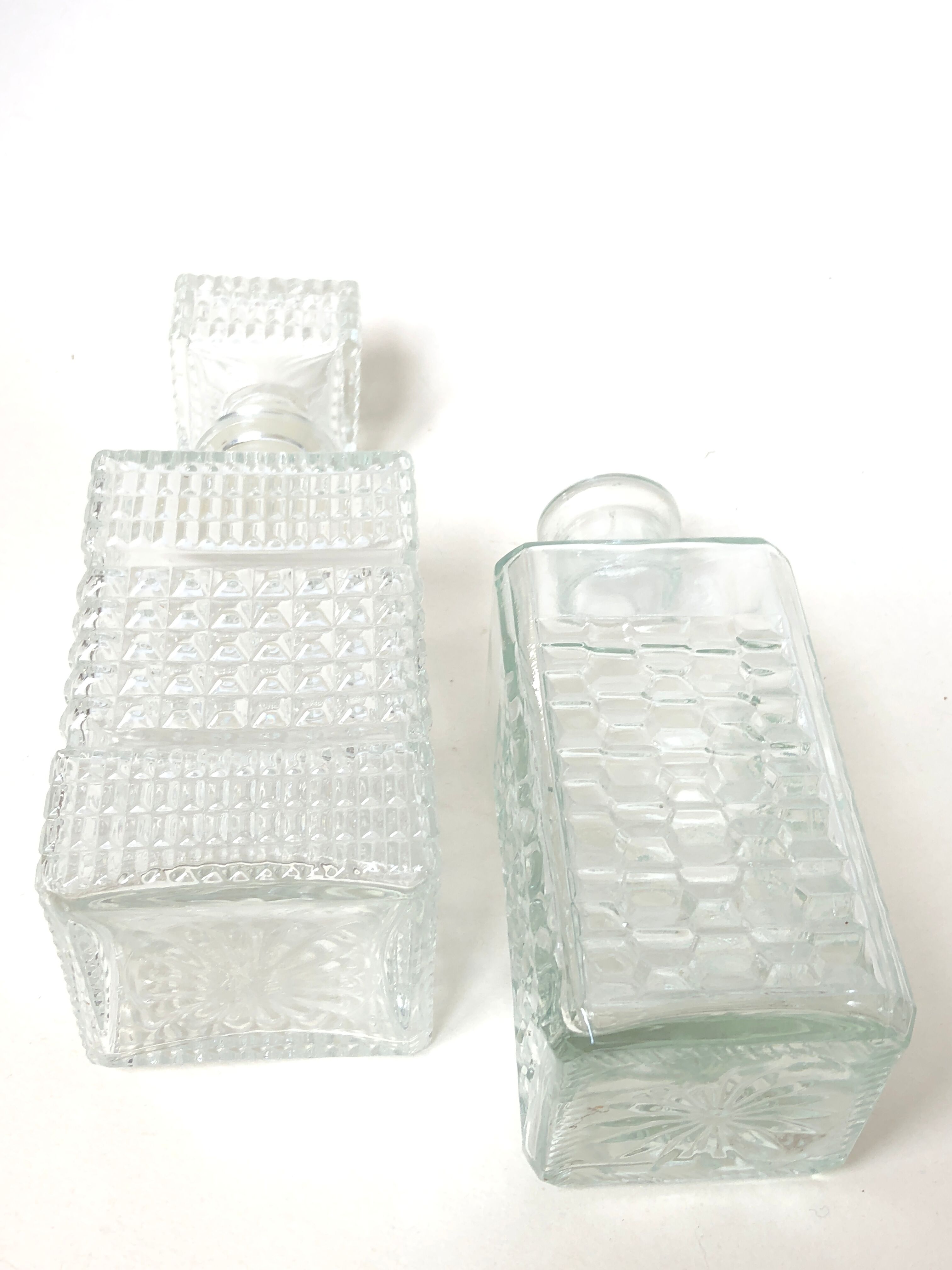 Ensemble de 2 bouteilles en verre ciselé