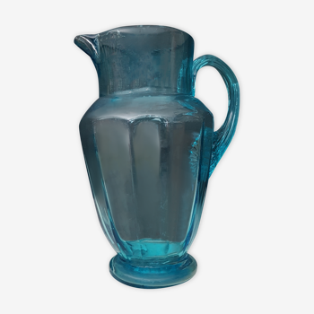 Pichet en verre bleu ancien