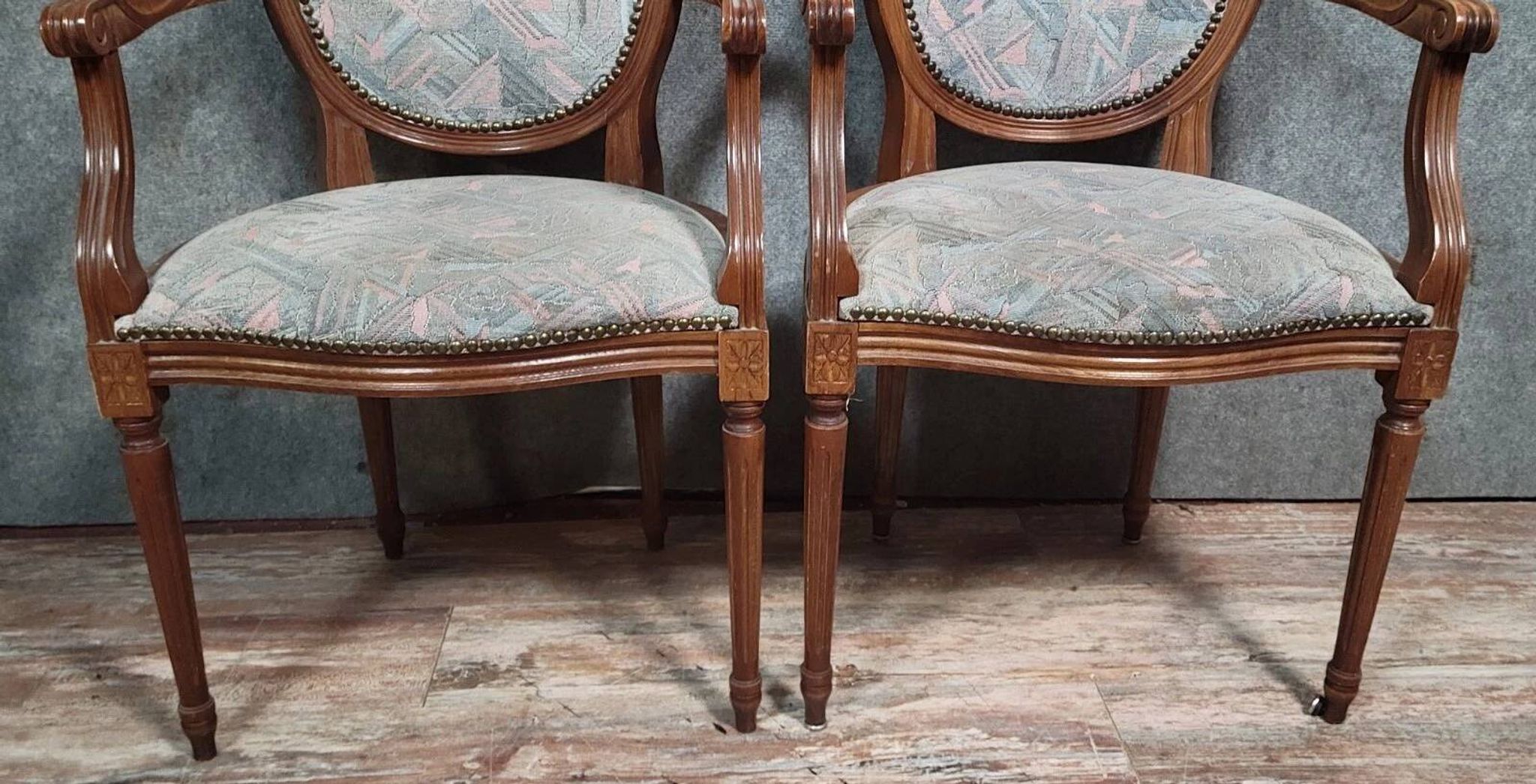 Paire de fauteuils style louis XVI a dossiers médaillons époque XXème