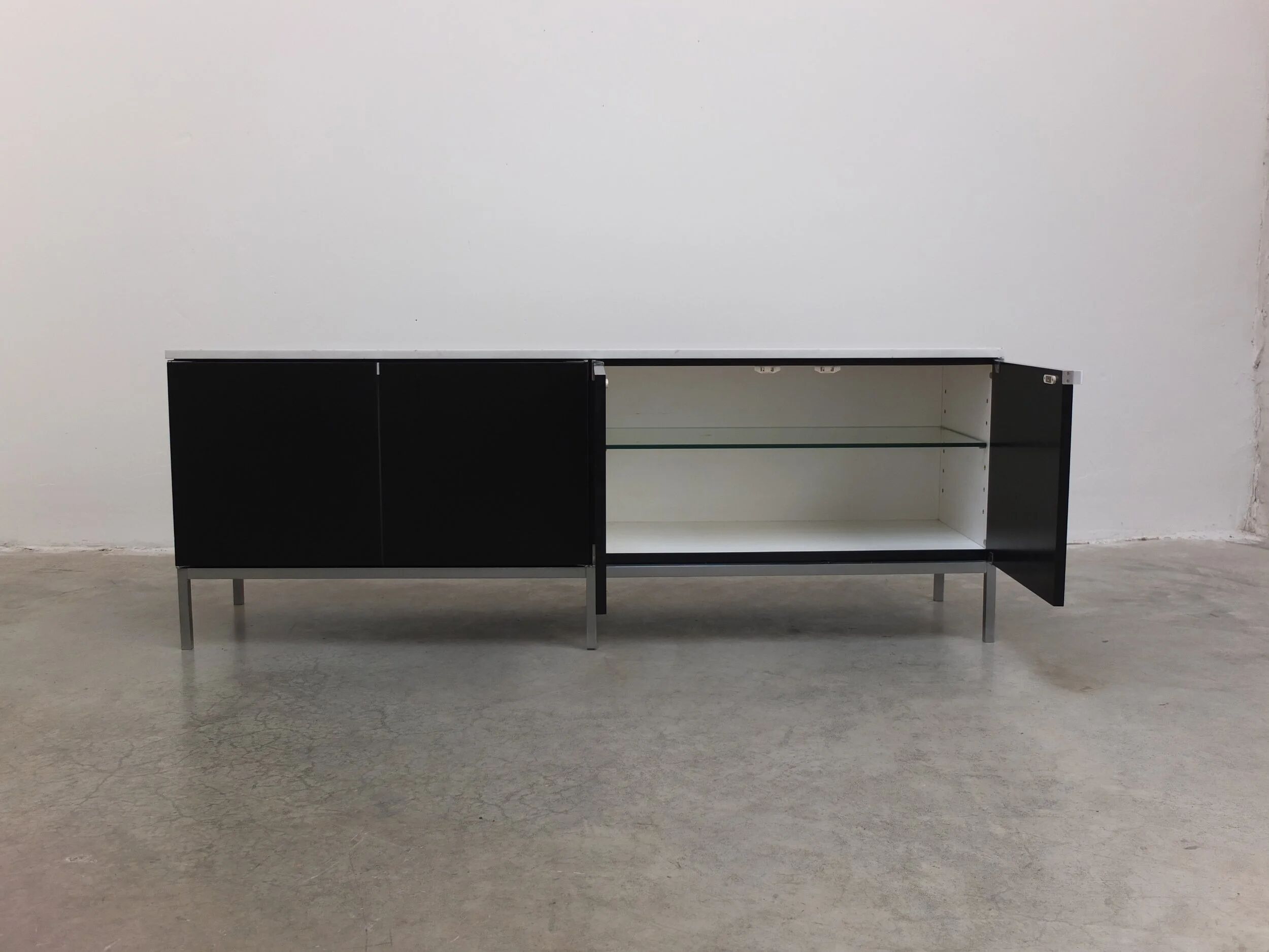 Enfilade noir et marbre par Florence Knoll pour Knoll, 1961