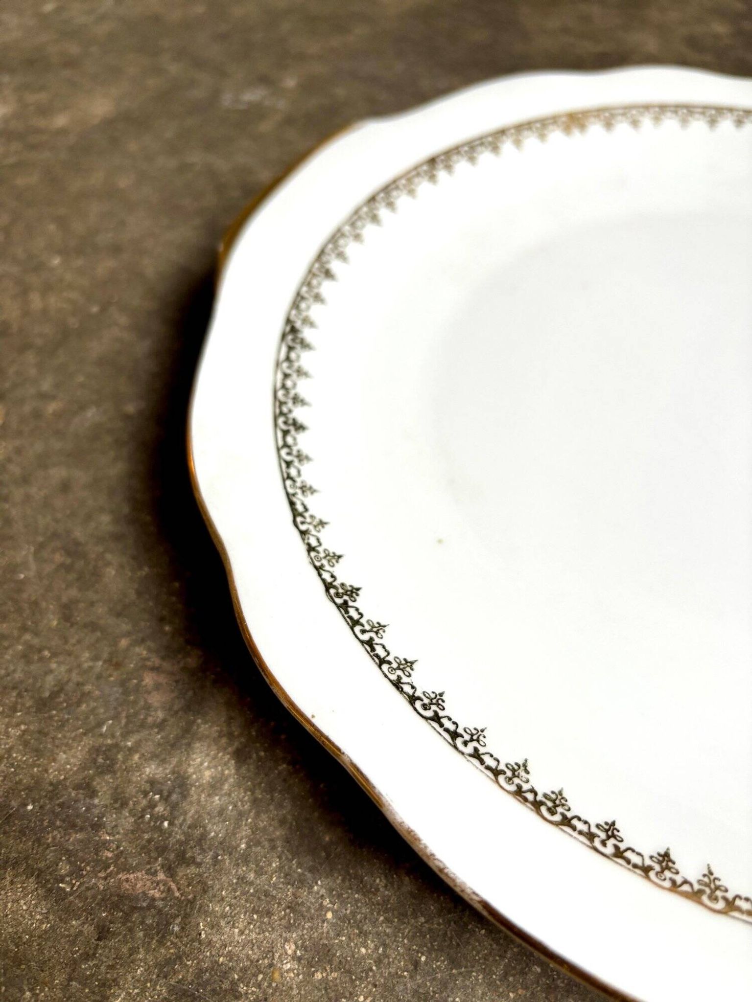 Europorcelaine round dish with ears in white and gold porcelain