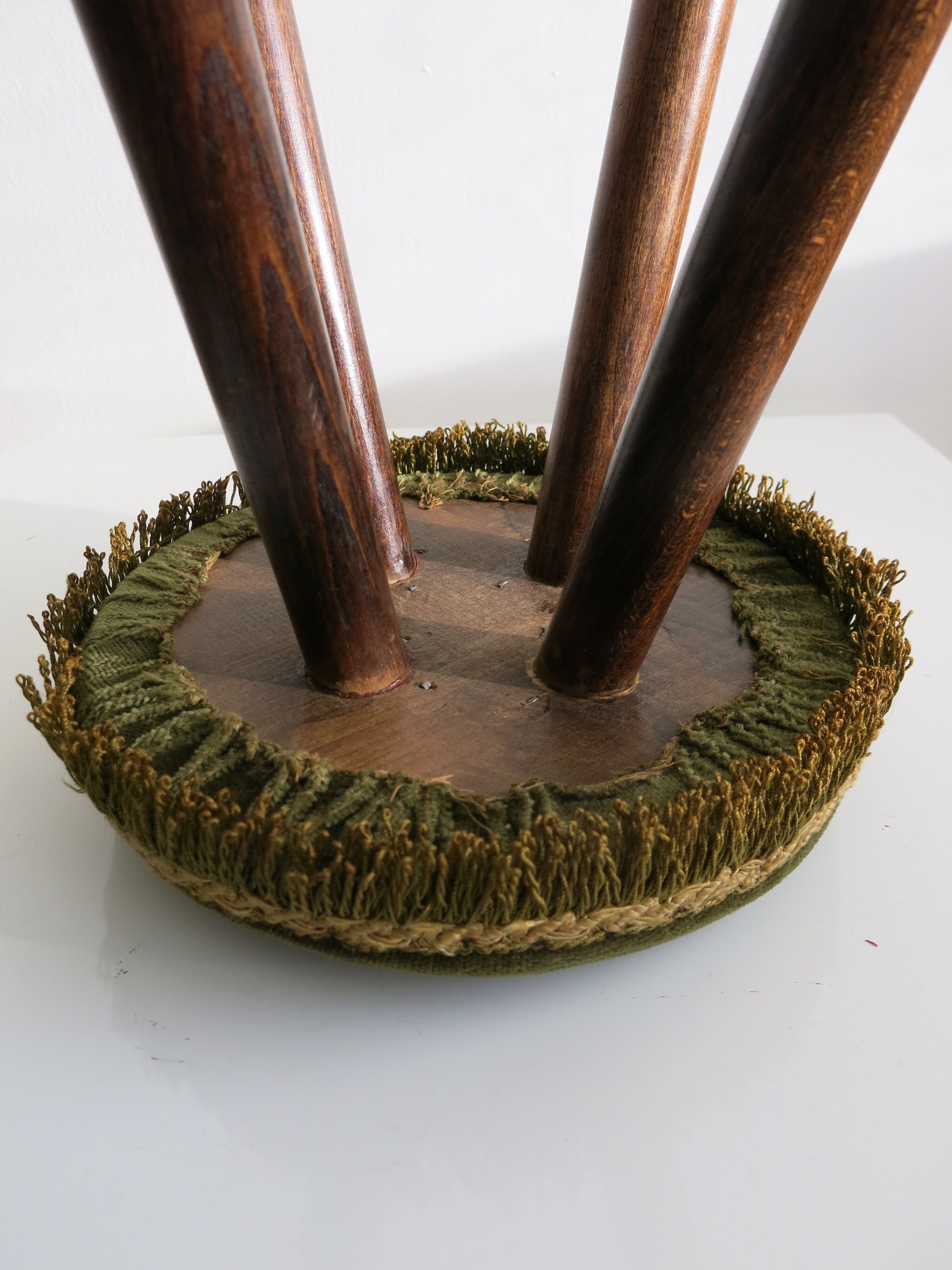 Tabouret en bois et velours à franges