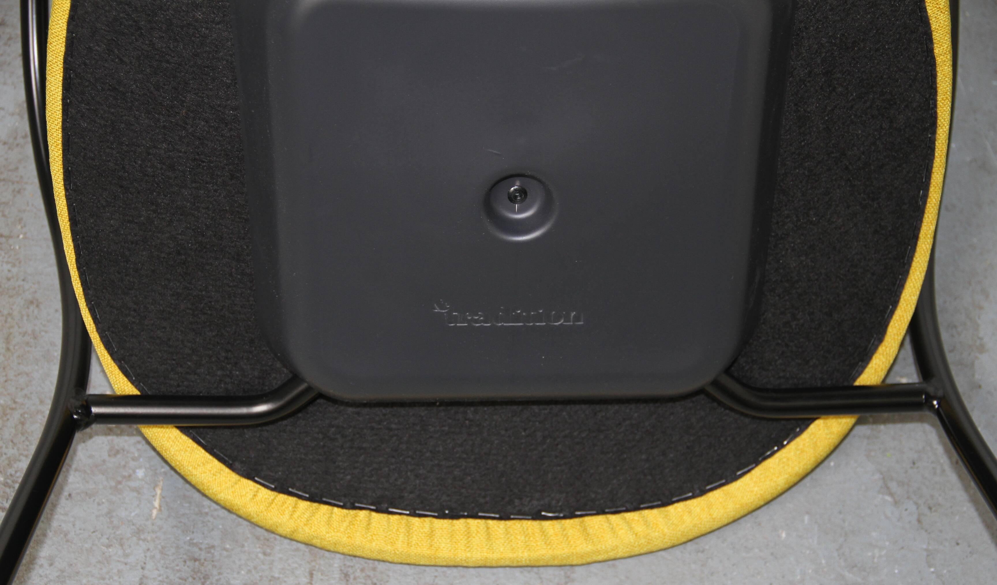 Pavilion AV4 chair, & Tradition