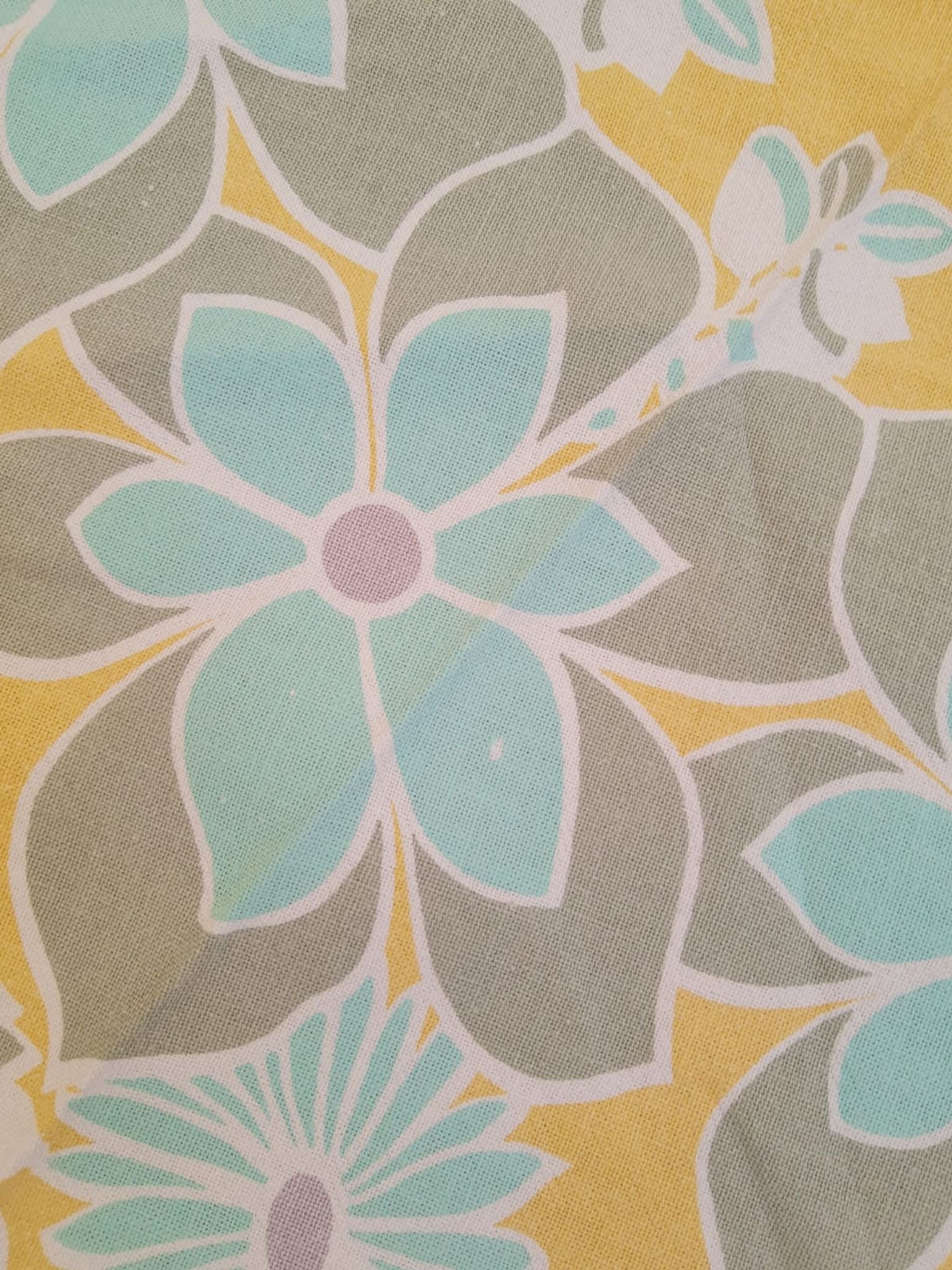 Round tablecloth and 6 napkins with vintage flower patterns