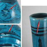 Vase en céramique islamique à fond turquoise