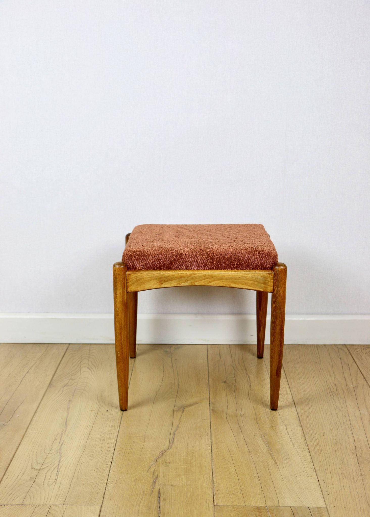 Tabouret Edmund Homa siège en bouclé orange brique