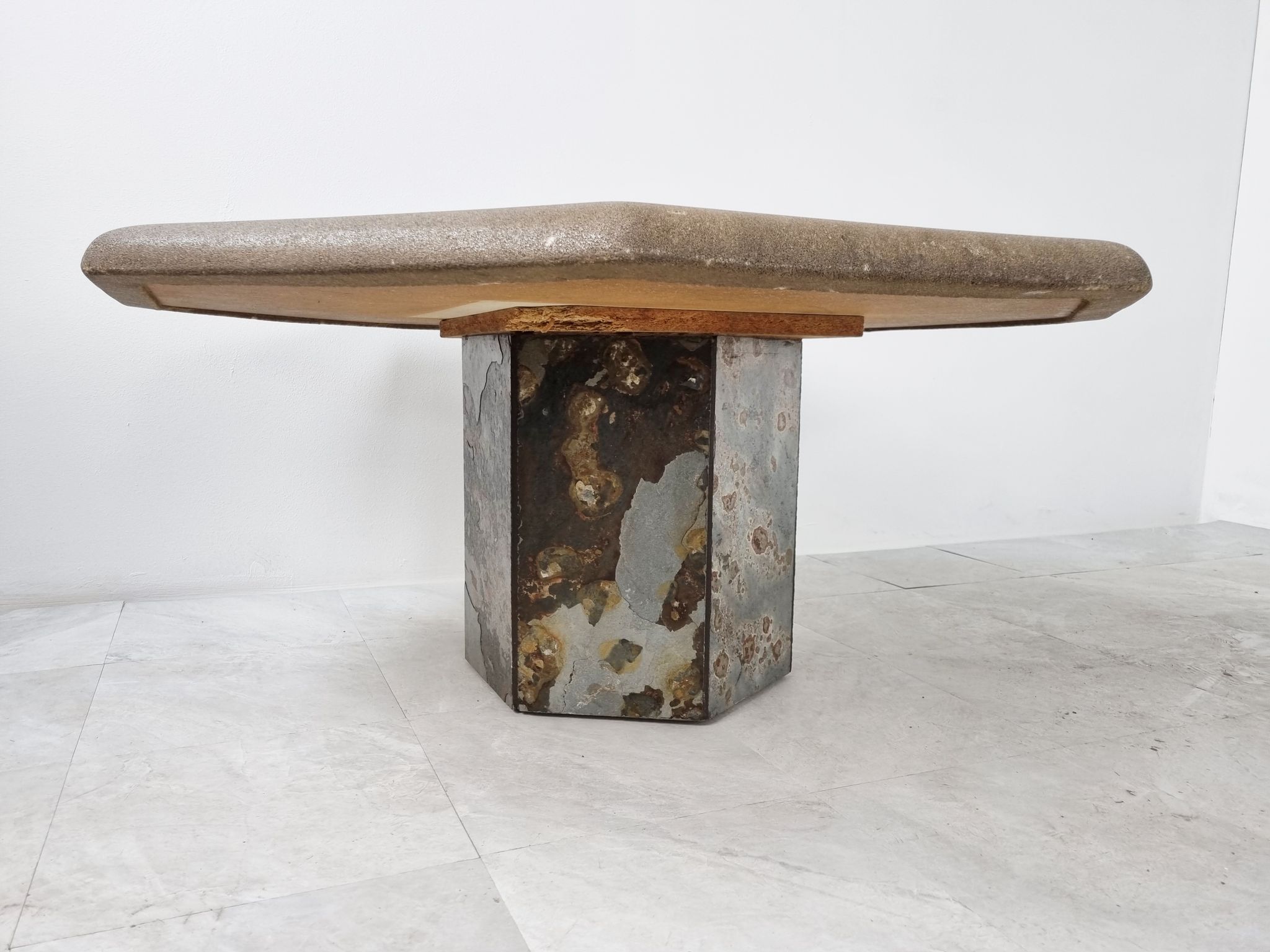 Table basse en ardoise brutaliste, années 1970