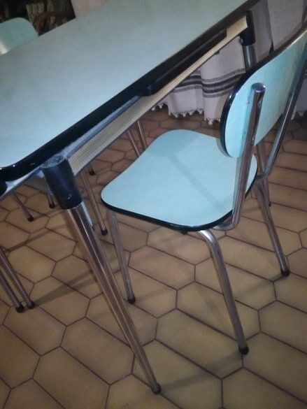 Set table and chairs in formica