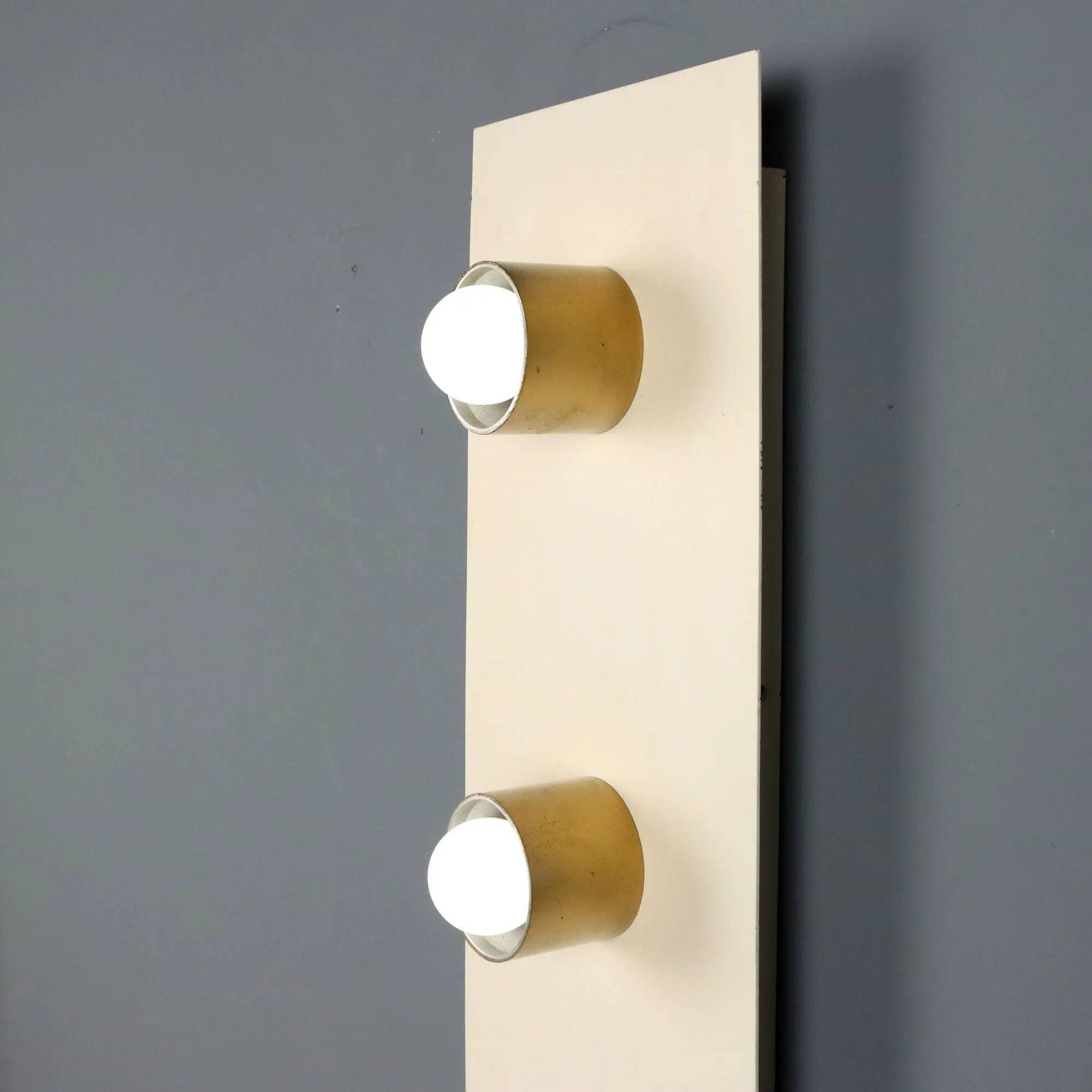 Vintage lamp in enamelled metal and aluminium, design, Italy, 1960s-1970s.