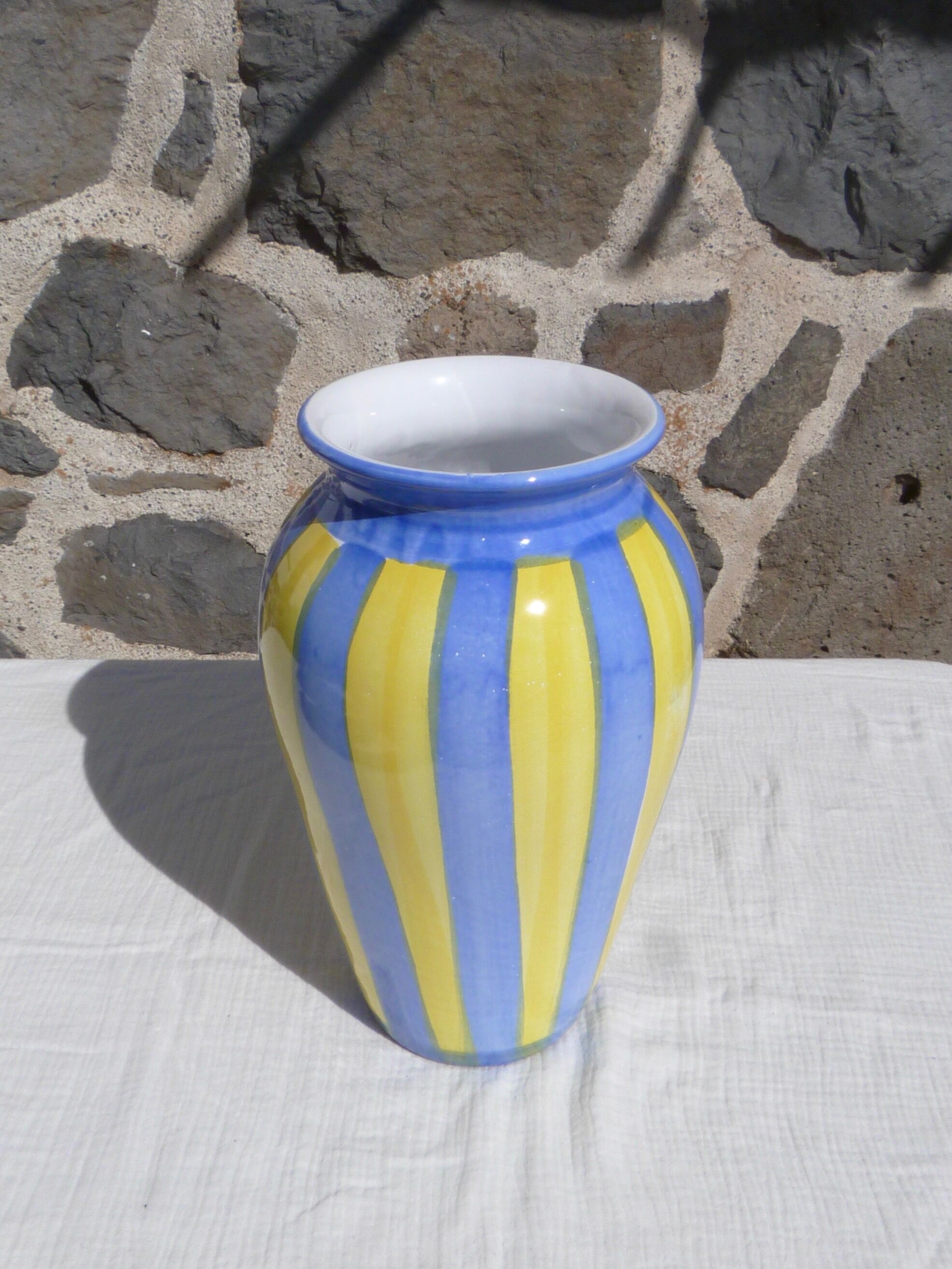 Vase rayé bleu et jaune