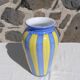 Vase rayé bleu et jaune