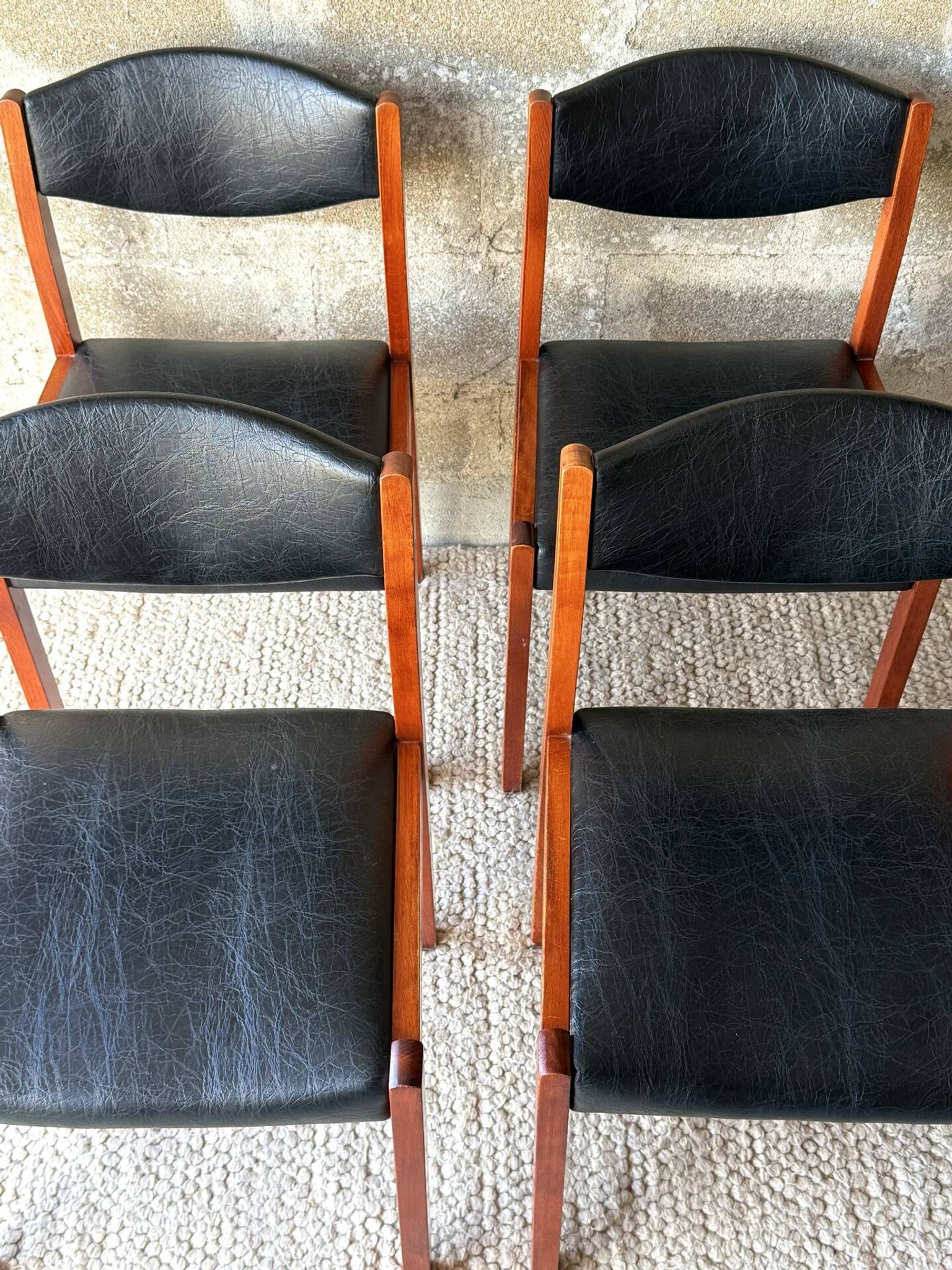 Chaises scandinave vintage en teck et simili cuir noir (x4)