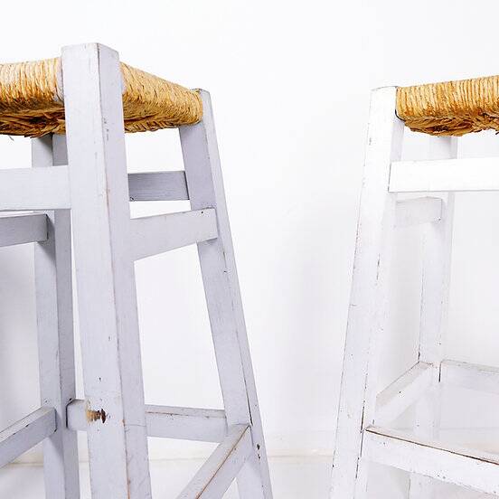 Ensemble de 3 tabourets de bar en jonc avec cadre en bois