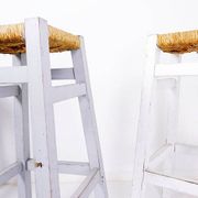 Ensemble de 3 tabourets de bar en jonc avec cadre en bois