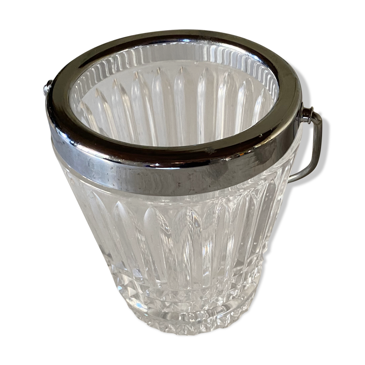 Bucket with chiseled glass glass