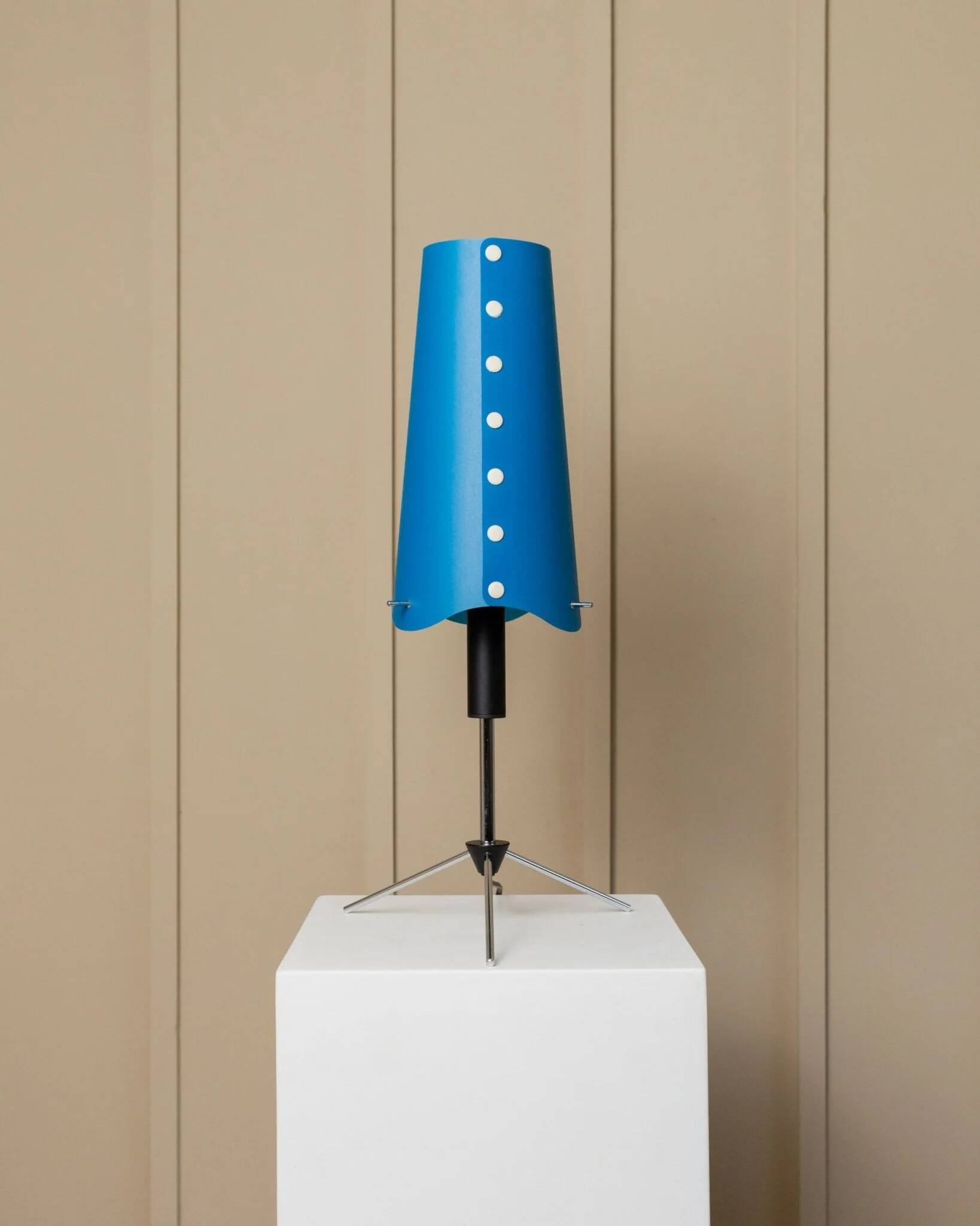 Lampe de table vintage bleue des années 1980 de style Memphis avec tige en métal noir réglable et base trépied en chrome.